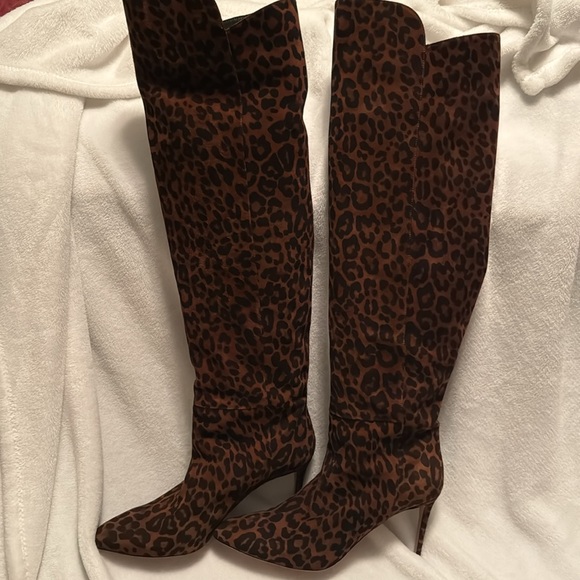 Sexy suede leopard Worn 1x see on bottom all suede is perfection not one flaw - Picture 2 of 4